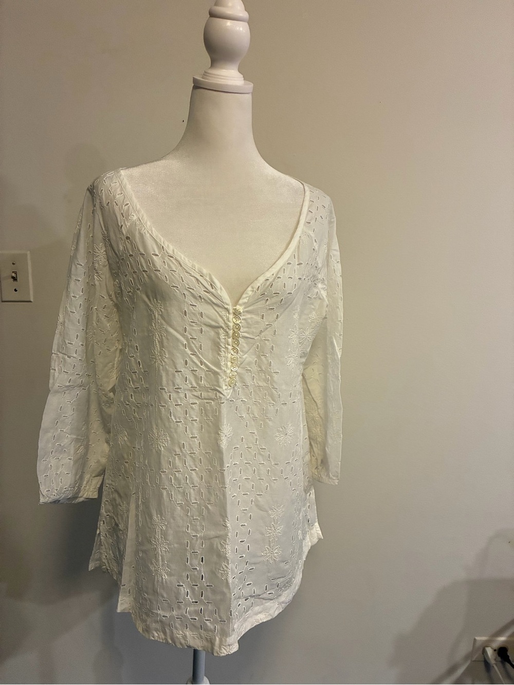 Banana Republic Ivory Eyelet V-Neck Button Tunic size Large